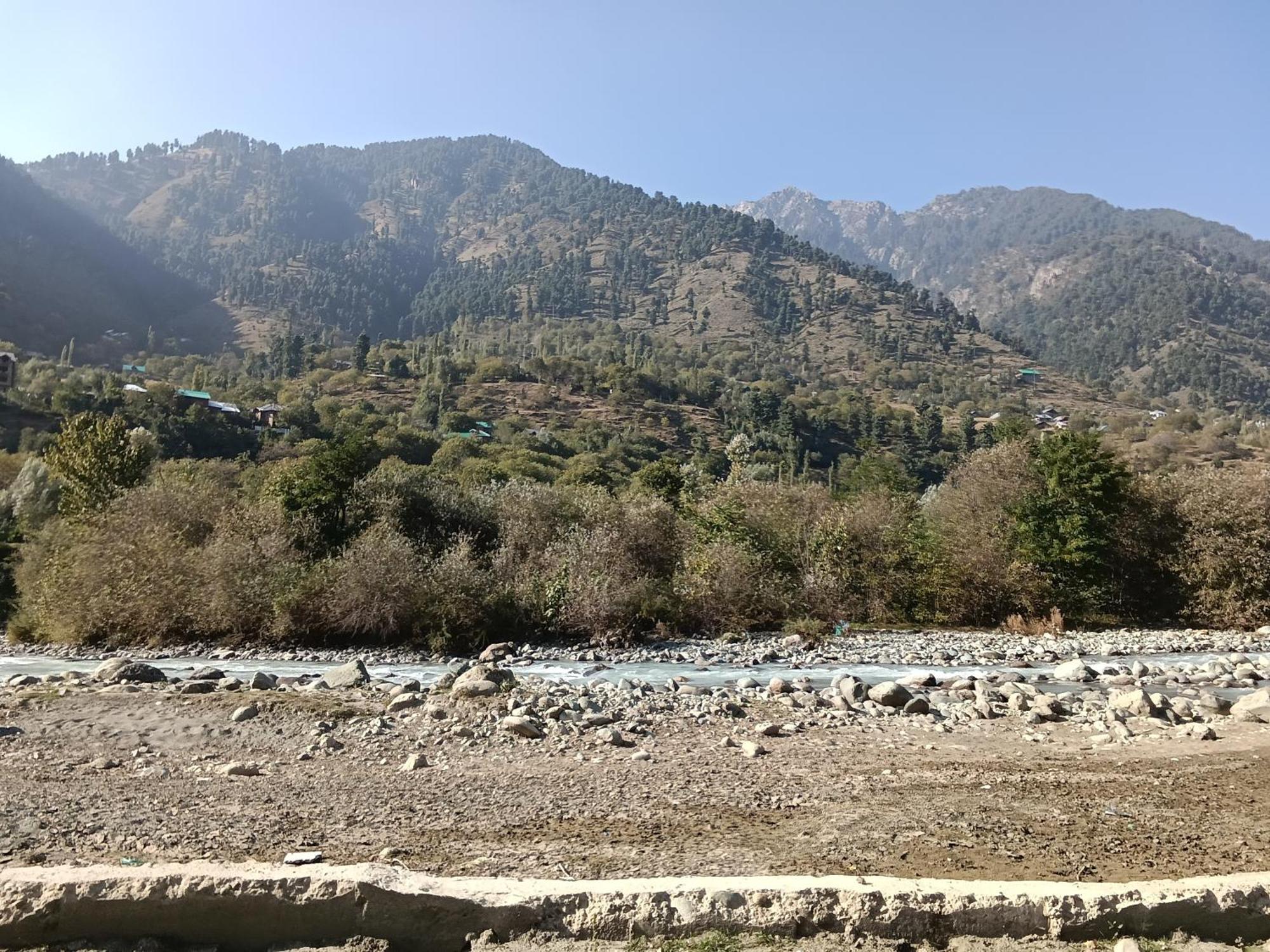 River-Scape Anantnag Buitenkant foto
