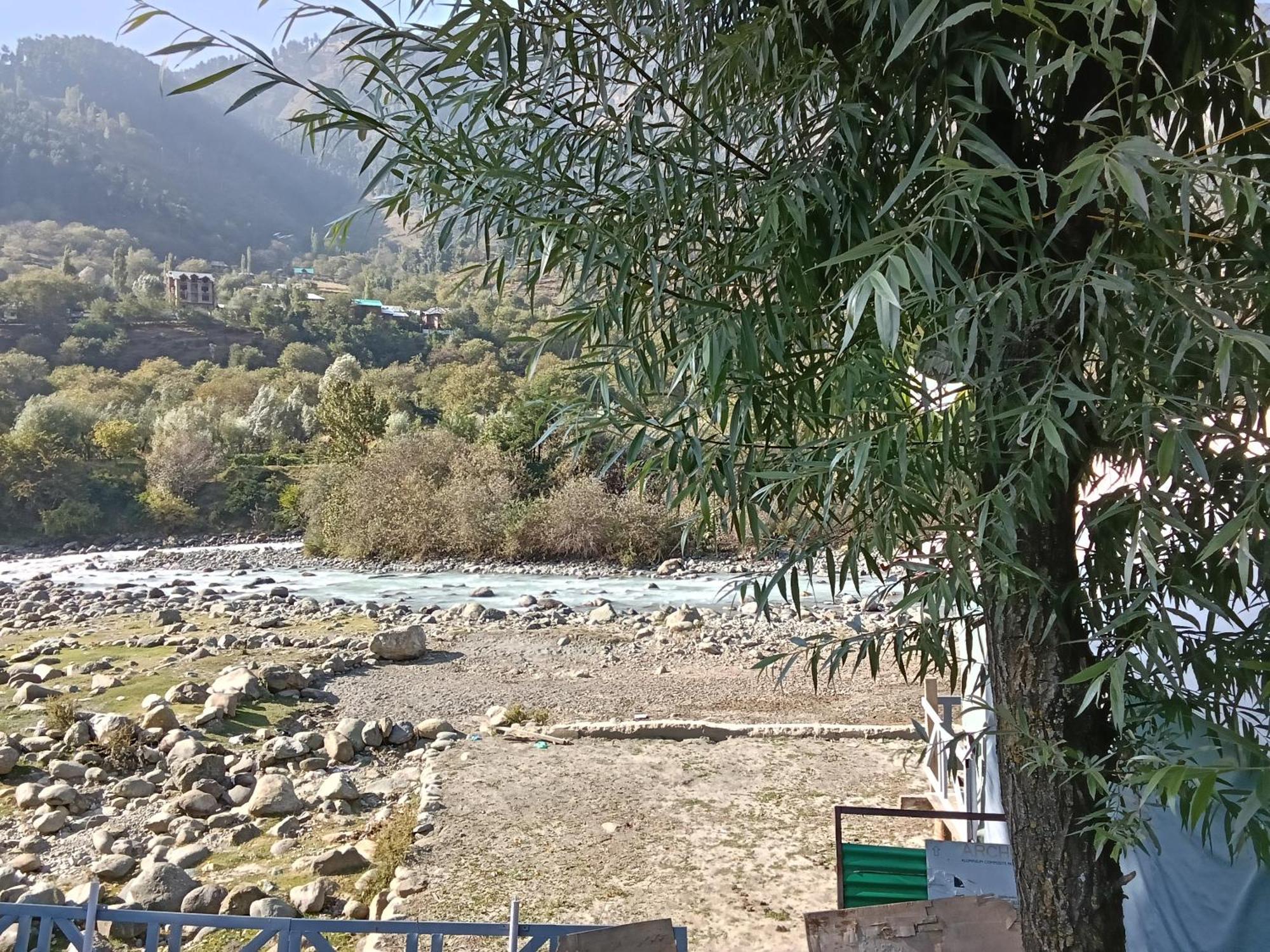 River-Scape Anantnag Buitenkant foto